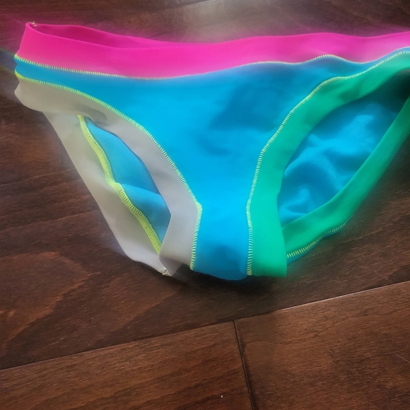 2 piece bathing suit.Pink blue and green. Size 6 - Picture 3 of 7